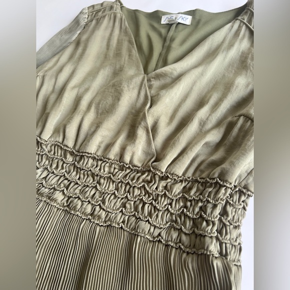 She + Sky Soft Green Long Sleeve Pleated Dress Size L - Picture 10 of 13